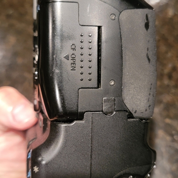 CANON REBEL XTi EFS 55-250 Camera/Lens & CANON Battery Grip - Picture 7 of 14